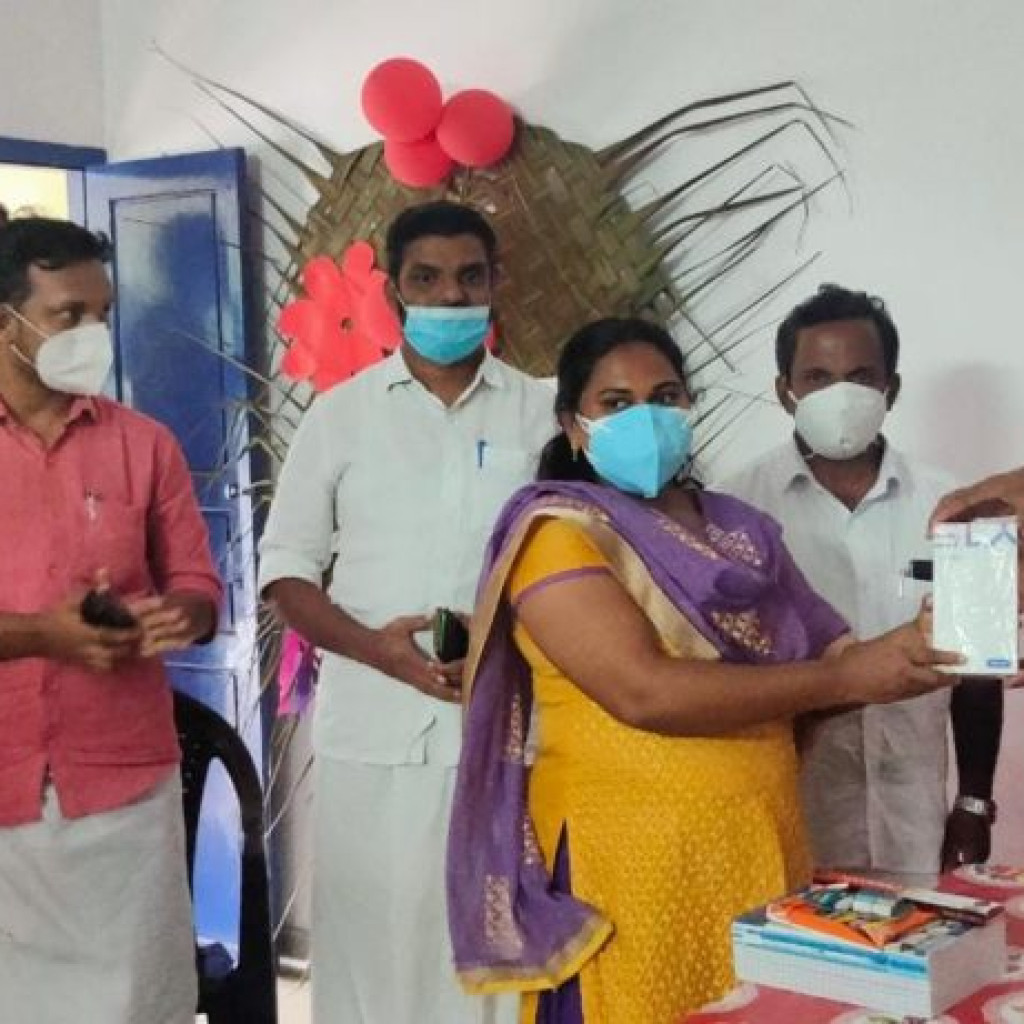 നാലുകെട്ട് St.ജോസഫ് LP സ്കൂളിന് MLA  കെയറിന്റെ ഭാഗമായി പഠനോപകരങ്ങളും സ്മാർട്ട്‌ ഫോണും