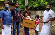 ചിറങ്ങരയിലെ  വിദ്യാർത്ഥികൾക്കു LED ടീവിയും മൊബൈൽഫോണുകളും നൽകി ജയേഷും നിജുവും