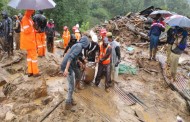 പെട്ടിമുടിയില്‍ മഴ ശക്തമാകുന്നു: രക്ഷാപ്രവര്‍ത്തനം ദുഷ്‌കരം; മലമുകളില്‍ നിന്ന് വെള്ളവും മണ്ണും ഒഴുകിയിറങ്ങുന്നു