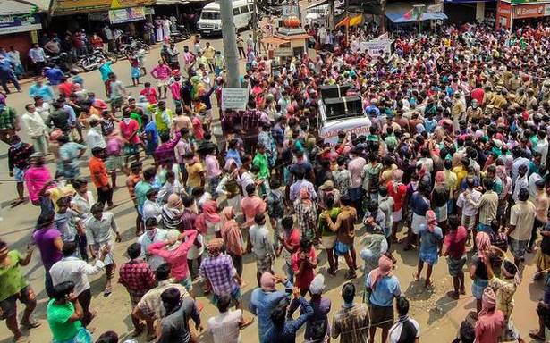 അതിഥി തൊഴിലാളികളെ സംഘടിപ്പിക്കാൻ ശ്രമിച്ചു; CITU നേതാവിനെതിരെ കേസ്