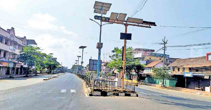 കാസർകോട് ജില്ല പൂർണ്ണമായും അടച്ചിടും; കണ്ണൂർ, എറണാകുളം, പത്തനംതിട്ട ജില്ലകളിൽ ഭാഗിക ലോക്ക് ഡൗൺ