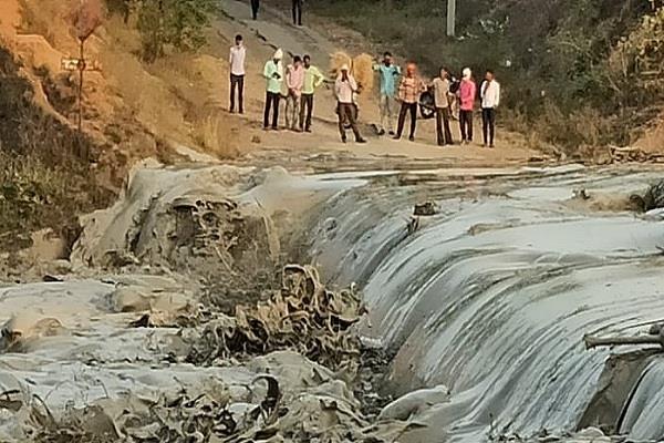 റിലയൻസ് പവർപ്ലാന്റിന്റെ ആഷ് ഡാം പൊട്ടി; വീടുകളും കൃഷിയിടങ്ങളും ഒലിച്ചുപോയി