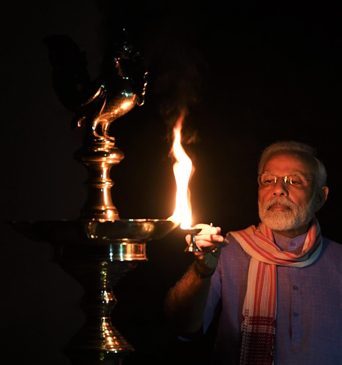 കോവിടിന്റെ അന്ധകാരത്തിൽ നിന്ന് പ്രകാശത്തിലേക്കു ഇന്ത്യ