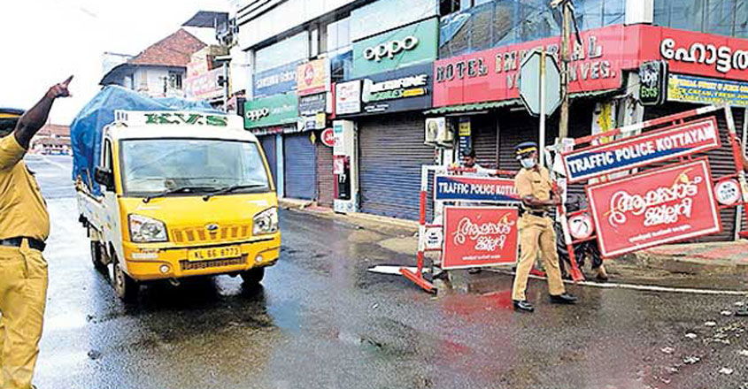 കോട്ടയം ജില്ലയിൽ കർശന നിയന്ത്രണം; അതീവ ജാ​ഗ്രത വേണമെന്ന് ജില്ലാ കളക്ടർ