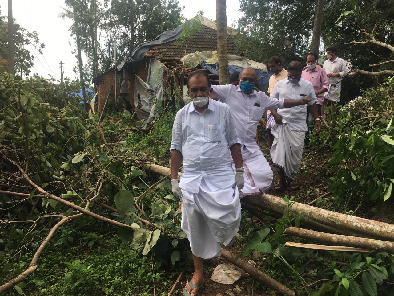 ചുഴലി നാശം വിതച്ച വീടുകൾ ബെന്നി ബഹന്നാൻ MP സന്ദർശിച്ചു....