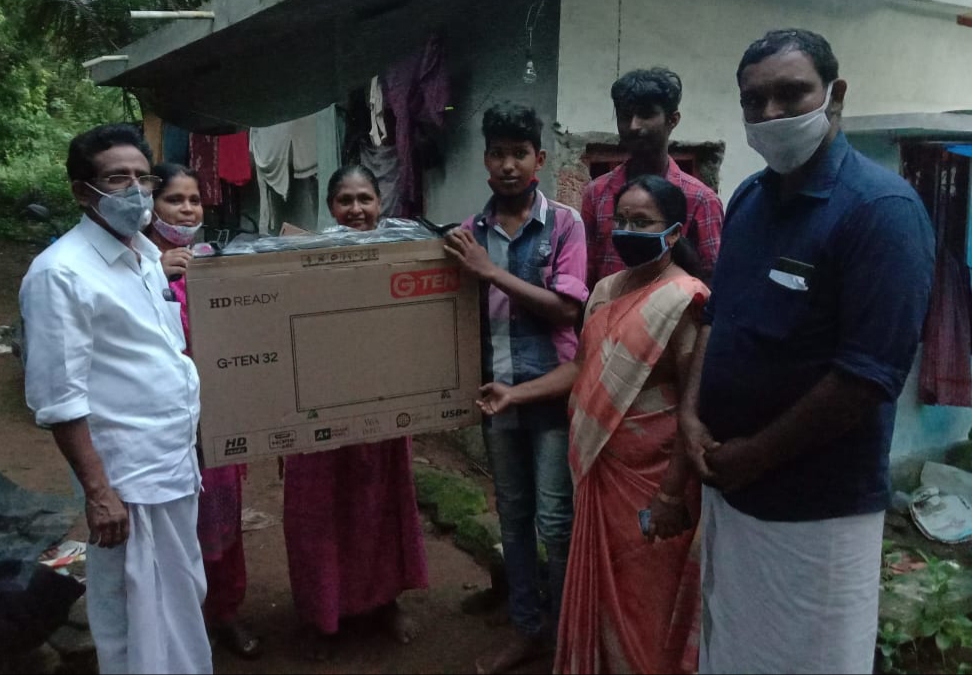 ഒപ്പം പദ്ധതിയിലൂടെ, നിർധനരായ  വിദ്യാർത്ഥികൾക്ക്  ഓൺലൈൻ വിദ്യാഭ്യാസ ത്തിനായി 80 TV കൾ