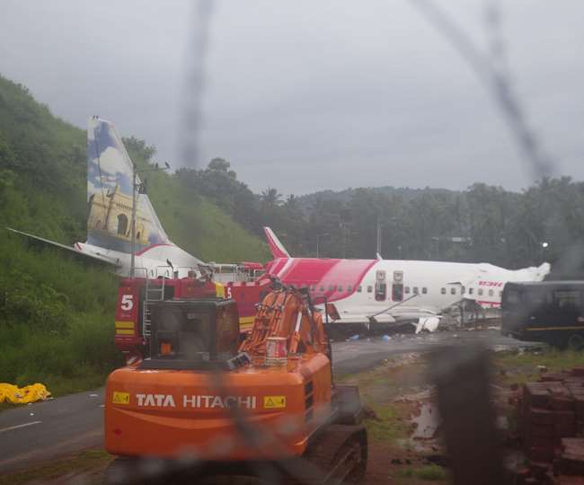 കരിപ്പൂരില്‍ തകര്‍ന്ന വിമാനമിറങ്ങിയത് ദിശതെറ്റിയെന്ന് എയര്‍ ട്രാഫിക് കണ്‍ട്രോള്‍ പ്രാഥമിക റിപ്പോര്‍ട്ട്