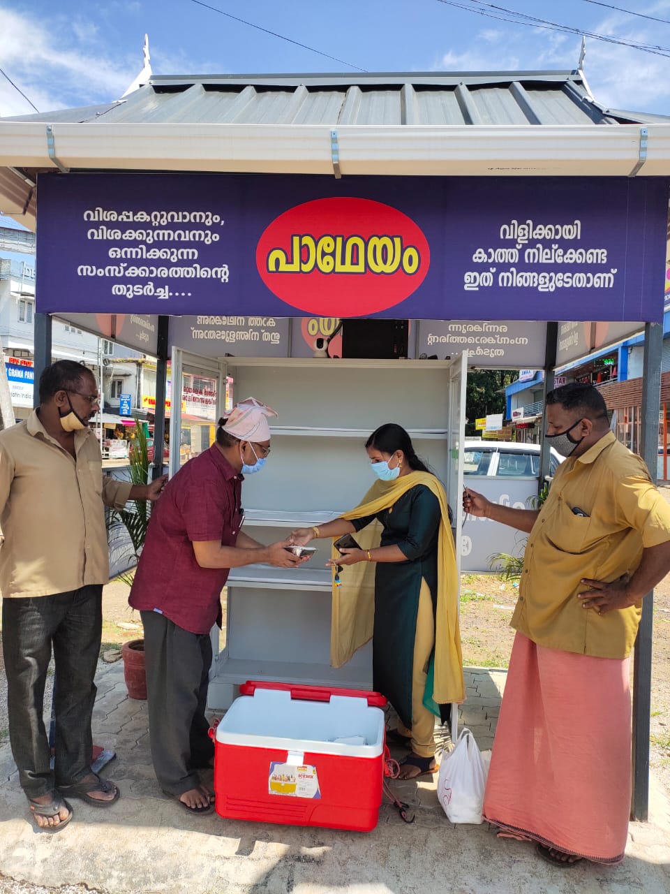 പാഥേയത്തിനു ഭക്ഷണപൊതികൾ സമ്മാനിച്ചു മാവേലിക്കര സ്വദേശിയും