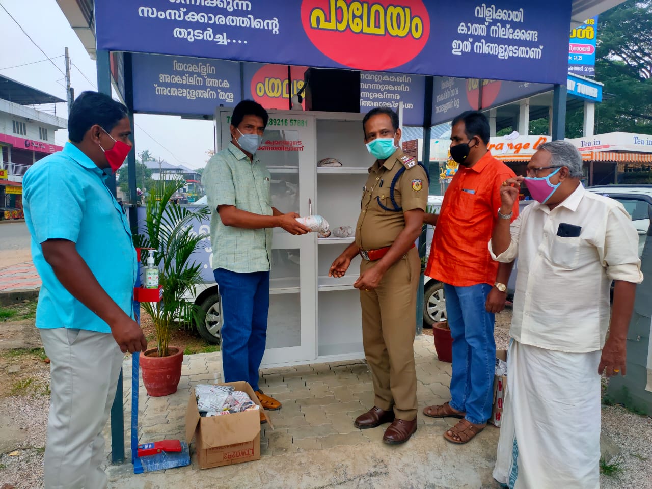 വ്യാപാരി ഹർത്താലിൽ കൊരട്ടിയിൽ  കടകമ്പോളങ്ങൾ അടഞ്ഞുകിടന്നപ്പോഴും 'പാഥേയം'- വഴിയാത്രക്കാർക്ക് ആശ്വാസമായി