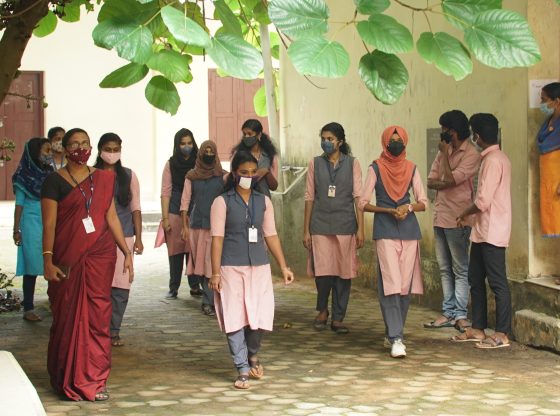 ഏഴു മാസത്തെ ഇടവേളയ്ക്കു ശേഷം കോവിഡ് മാനദണ്ഡങ്ങള്‍ പാലിച്ച് വിദ്യാര്‍ഥികള്‍ സ്‌കൂളിലെത്തി